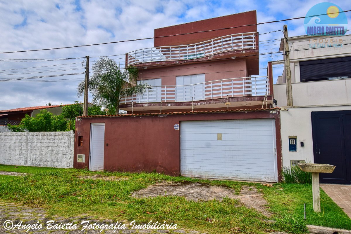 Sobrado Triplex á venda no bairro Oásis em Peruíbe