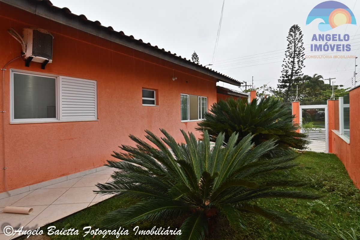 Casa com piscina em excelente localização á venda em Peruíbe- Litoral SP