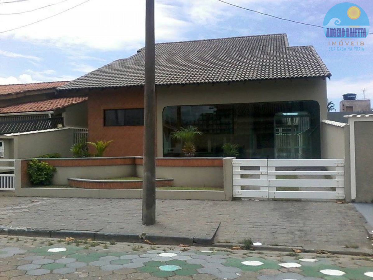 Sobrado com piscina, 3 lotes á venda no bairro São João Batista em Peruíbe