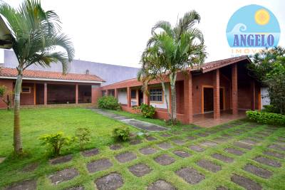 Casa terrea, 3 dormitórios, 2 lotes,  no bairro Arpoador, á 200 metros da praia