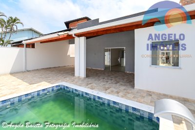 Casa pé na areia a venda no bairro Oásis em Peruíbe