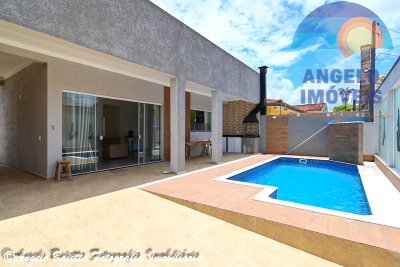 Casa com piscina a 50 metros da praia no bairro Florida em Peruíbe