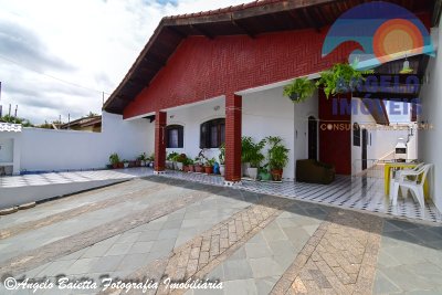 Casa á venda no bairro Florida em Peruíbe