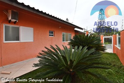 Casa com piscina em excelente localização á venda em Peruíbe- Litoral SP