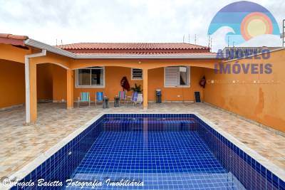 Casa com piscina á venda no bairro Oásis em Peruíbe