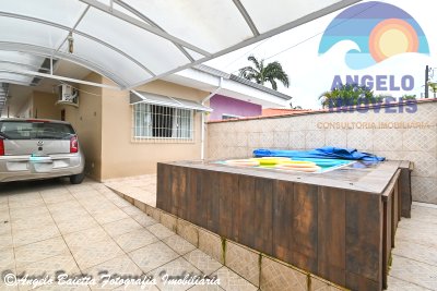 Casa com piscina á venda no bairro Ribamar em Peruíbe