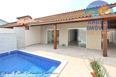 Casa lado praia com piscina á venda no bairro Oásis em Peruíbe