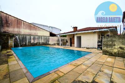 Casa com piscina á venda no bairro Josedy, á 600 metros da praia