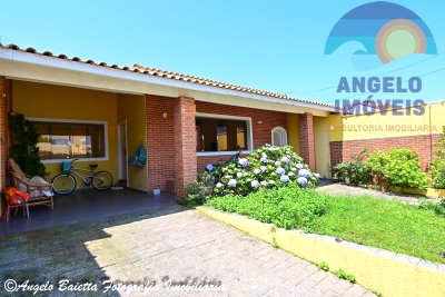Casa com 3 dormitórios no bairro Oasis em Peruíbe