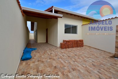 Casa á venda no bairro Flora Rica em Peruíbe