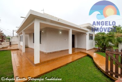 Casa lado praia com 4 dormitórios, 2 lotes, no bairro Florida em Peruíbe