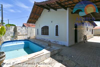 Casa com piscina á venda no bairro Oásis em Peruíbe