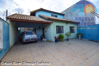 Casa com piscina á venda no bairro Josedy em Peruíbe