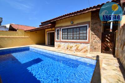 Casa térrea, piscina com 3 suítes, á 200 metros da praia