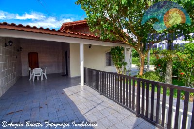 Casa á venda no bairro Florida em Peruíbe
