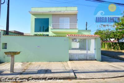 Sobrado á venda no bairro Josedy em Peruíbe, á 800 metros da praia