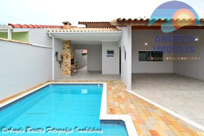 Casa com piscina, 3 dormitórios, excelente acabamento, á venda no bairro Oásis em Peruíbe