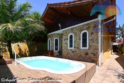 Casa com piscina á venda no bairro Jangada em Peruíbe